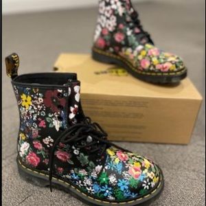 Womens size 8 Dr Martens Pascal Boots - brand new - never worn